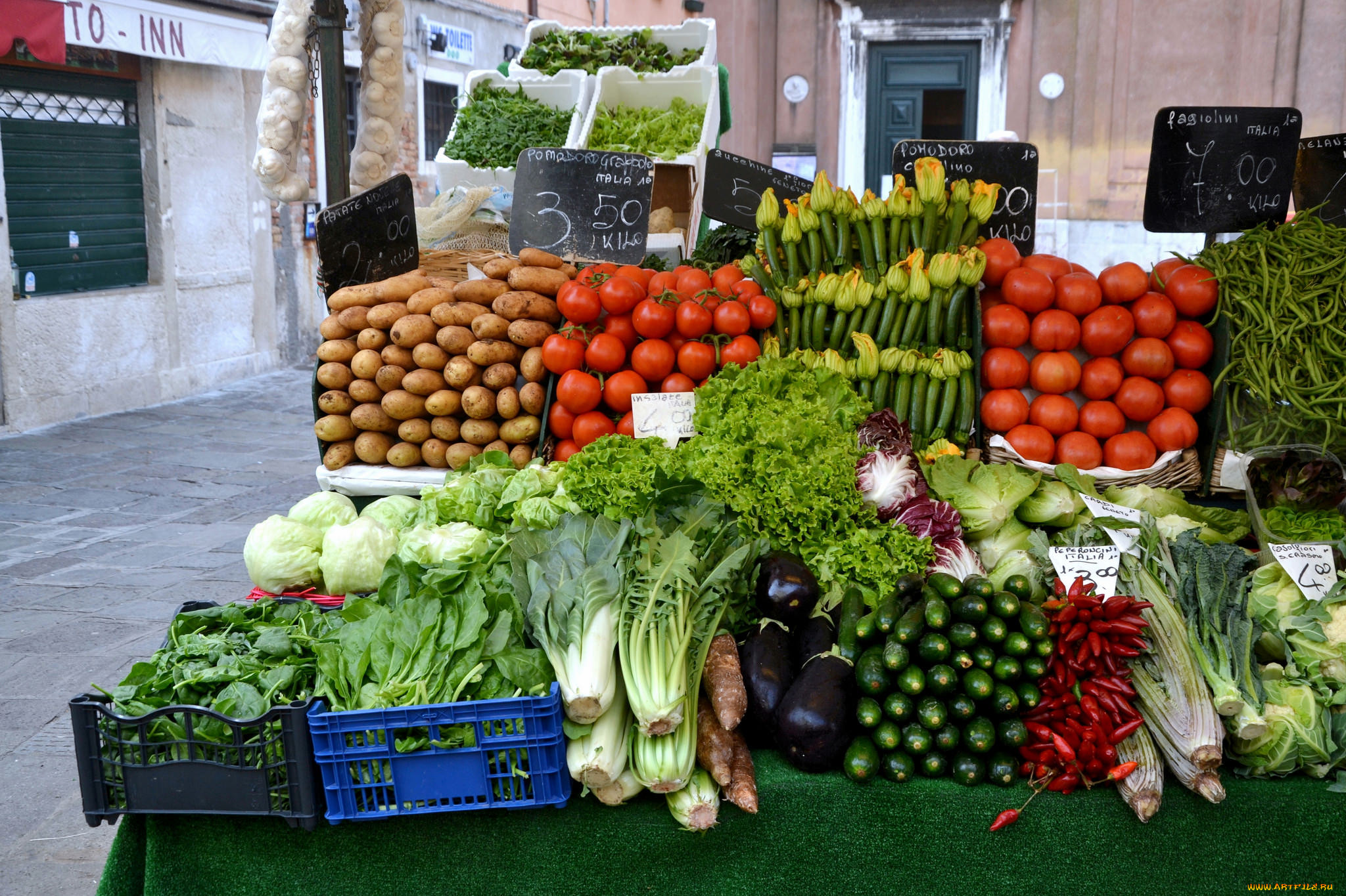 Воронеж купить овощи. Овощи на прилавке. Овощи на рынке. Прилавок с овощами и фруктами. Выкладка овощей и фруктов на рынке.